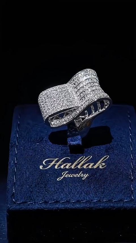 Luxury princess and baguette natural diamonds ring
#wedding #nature #الماس #مجوهرات #gold