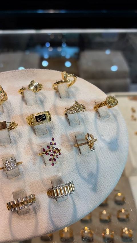 مجوهرات_السعيد_💎
.
.
.
Alsaed.jewellery1
#syria #lattakia #gold #jewellery #diamonds #zerkon #opal #woman #diamond #bvlgari #cartier #versace #cd #سوريا #اللاذقية #مجوهرات #ذهب #monako #الماس #عيار