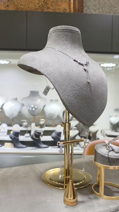 #vancleef #daimonds💎 #Hadid #jewelry 
.
.
.
.
. حسم على الألماس 40٪ بتورونا🤍💎