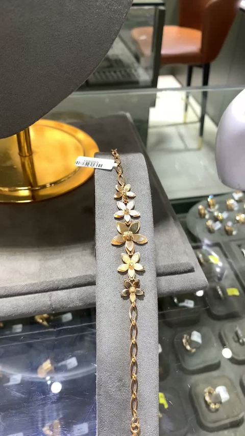 وصلت الاطقم الجديدة عيار 21 من مجوهرات حديد بتشرفونا✨♥️
📍حمص الكورنيش إشارة الملعب البلدي مية اهلا وسهلا 
.
.
.
.
.
.
#Gold #21k #Hadid #jewelry