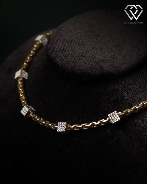 18k yellow gold with zircon.
#gold #goldset #goldnecklace #goldrings #goldbracelet #diamonds #diamondring #diamondbracelet #diamondnecklace #damascus #syria #waboualkheirjewelry #jewelry #damarosehote