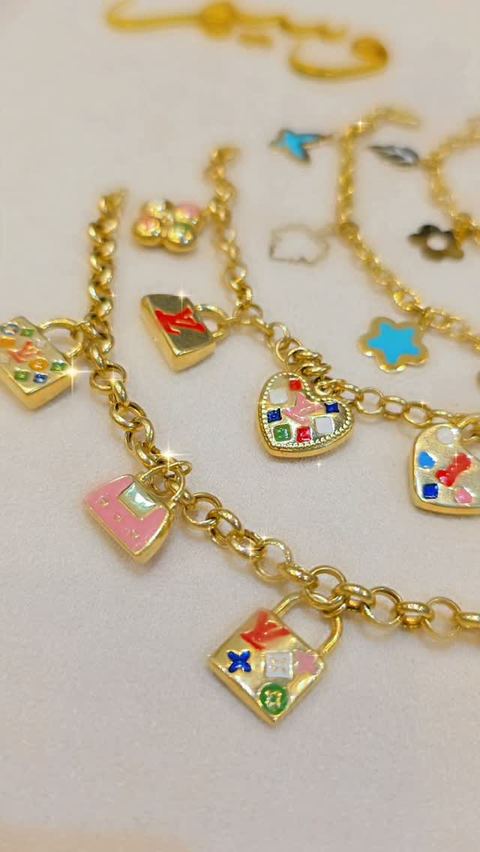 اساور اللعاب 👸
💎كوني مميزة بذهبك 💎
#jewelry #gold #new #syria #damascus
💕مجوهرات وسيم دمشق💕
فرع 1 شارع خالد بن الوليد-مقابل قيادة الشرطة
📞 _ 0112214056
فرع2 .نهاية سوق الحميدية _دخلة